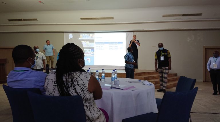 iCRA's director Mariette presenting during a 2SCALE training